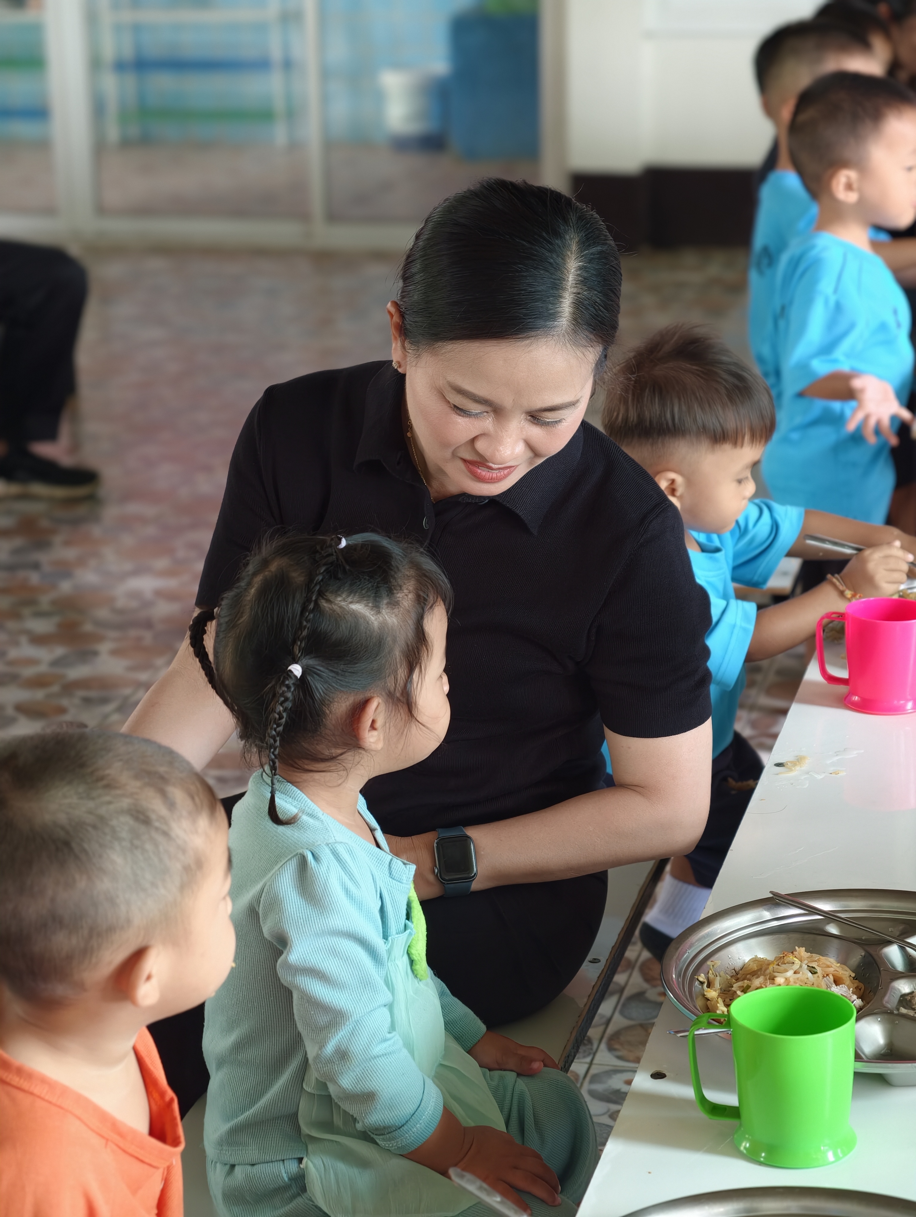 คณะทำงานติดตาม ตรวจสอบและประเมินผลการดำเนินงานโครงการอาหารกลางวัน ณ ศูนย์พัฒนาเด็กเล็กบ้านหนองสูง นำทีมโดย นางสาวสุดารัตน์ อาจวิชัย นายกเทศมนตรีตำบลหนองสูงเหนือ